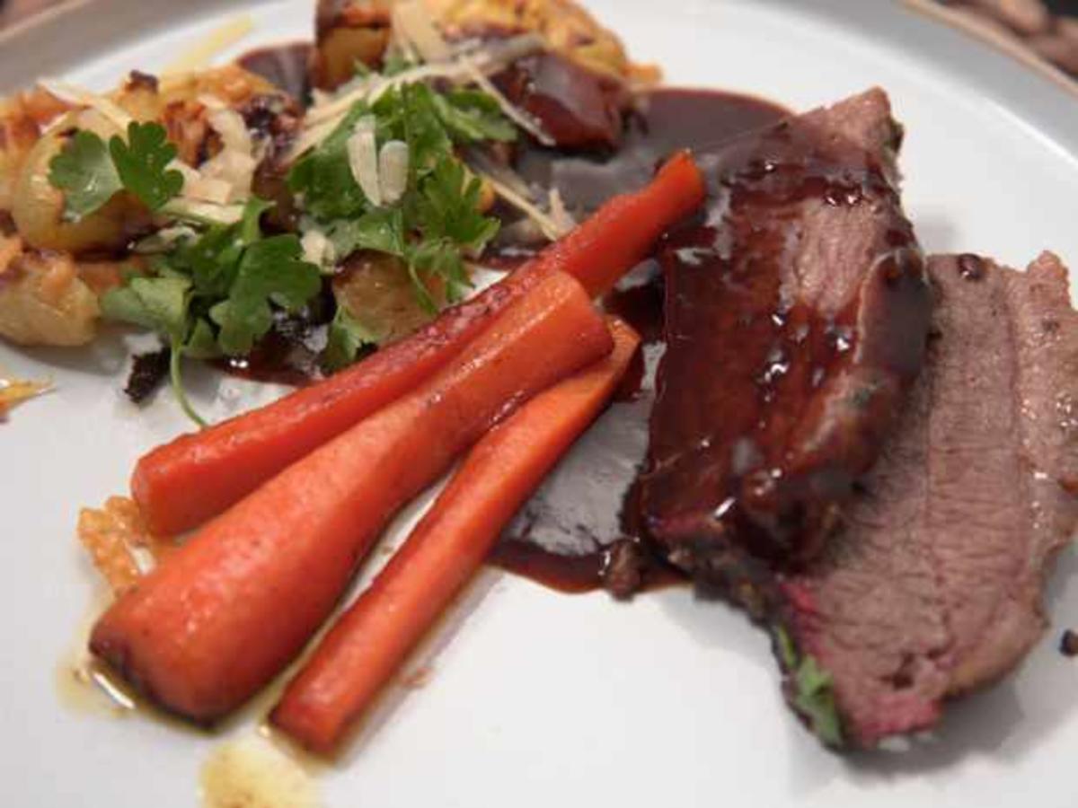 Beef Brisket mit Smashed Potatoe, kandierten Möhren und Brombeer ...