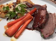 Rezept: Beef Brisket mit Smashed Potatoe, kandierten Mรถhren und Brombeer-Portwein-Jus Bild Nr. 16762 Beef Brisket mit Smashed Potatoe, kandierten Mรถhren und Brombeer-Portwein-Jus - Rezept - Bild Nr. 16762