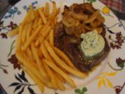 Rumpsteak mit Röstzwiebeln, Kräuterbutter und Pommes Frites - Rezept - Bild Nr. 2