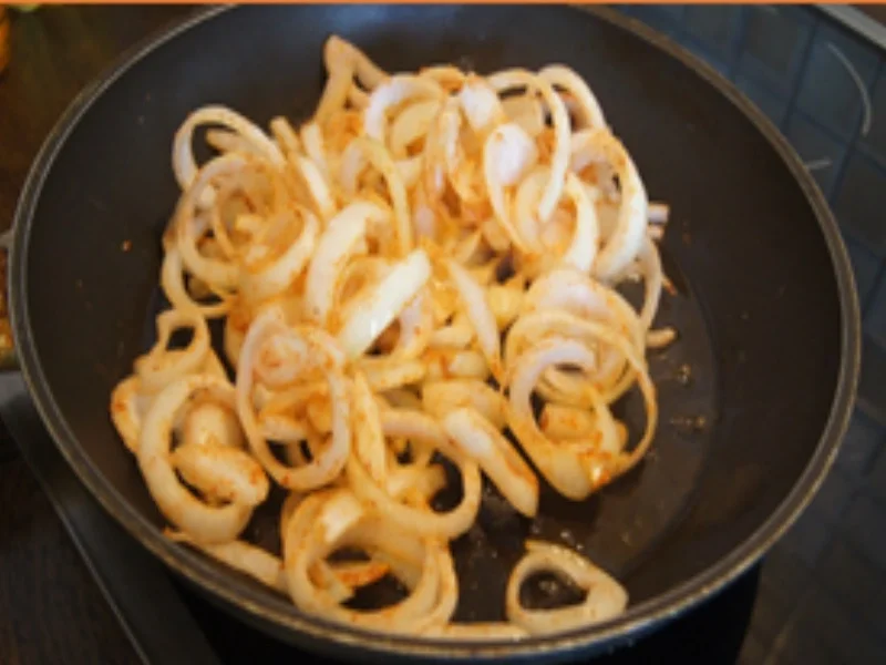 Rumpsteak mit Röstzwiebeln, Kräuterbutter und Pommes Frites - Rezept - Bild Nr. 8