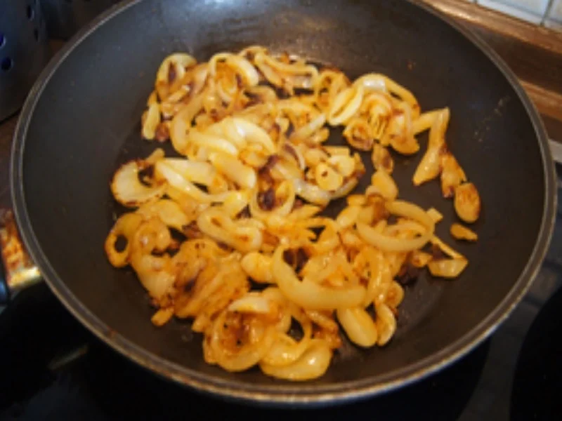 Rumpsteak mit Röstzwiebeln, Kräuterbutter und Pommes Frites - Rezept - Bild Nr. 9
