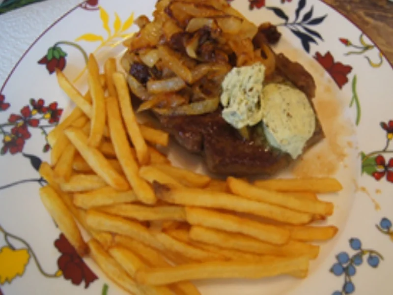 Rumpsteak mit Röstzwiebeln, Kräuterbutter und Pommes Frites - Rezept - Bild Nr. 12