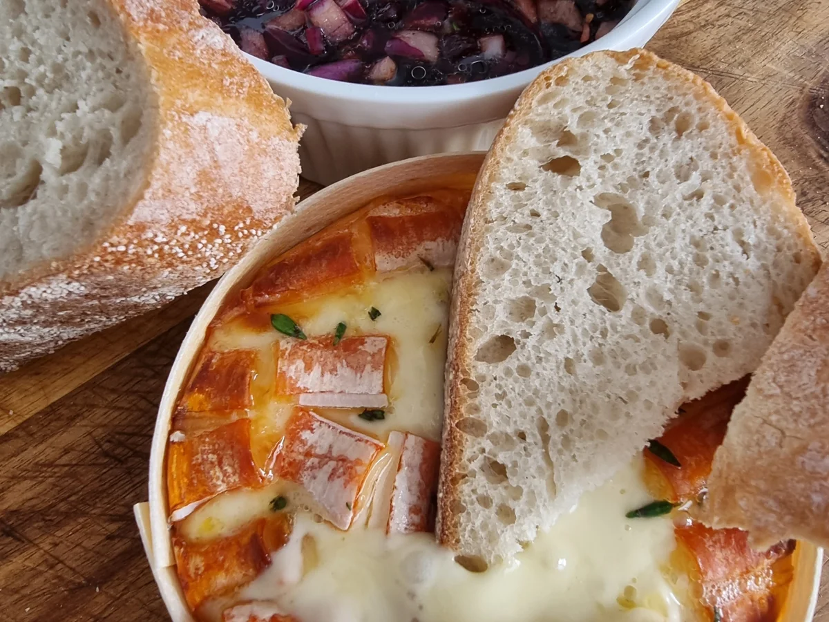 Rezept: Ofen Camembert mit Preiselbeer-Vinaigrette Bild Nr. 16762 Ofen Camembert mit Preiselbeer-Vinaigrette - Rezept - Bild Nr. 16762