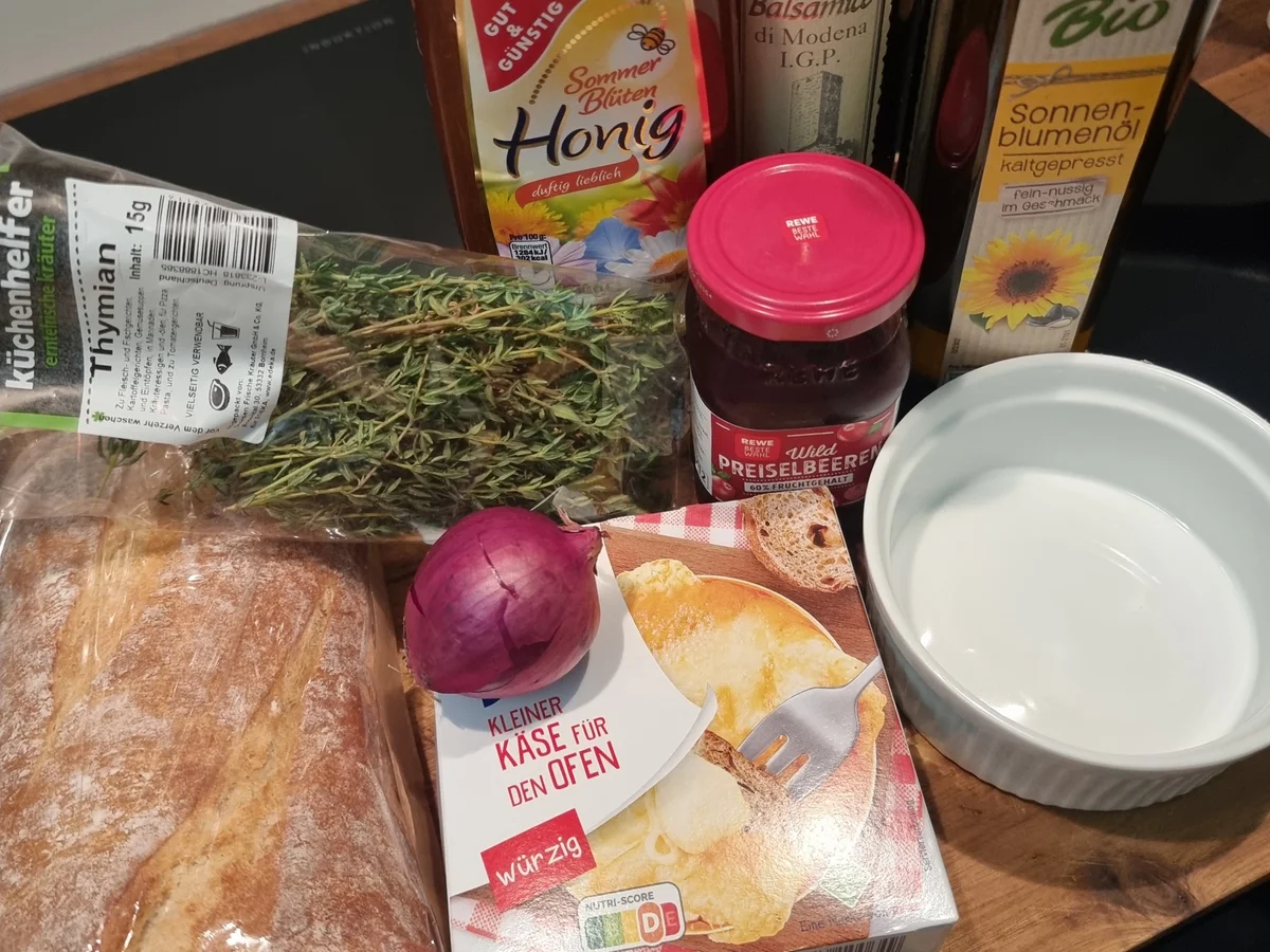 Rezept: Ofen Camembert mit Preiselbeer-Vinaigrette Bild Nr. 16763 Ofen Camembert mit Preiselbeer-Vinaigrette - Rezept - Bild Nr. 16763