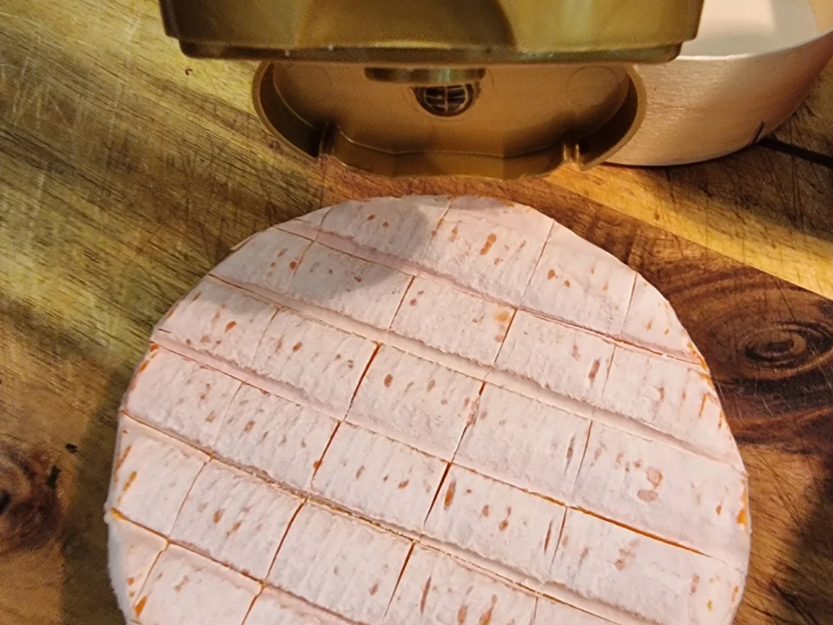 Rezept: Ofen Camembert mit Preiselbeer-Vinaigrette Bild Nr. 16764 Ofen Camembert mit Preiselbeer-Vinaigrette - Rezept - Bild Nr. 16764