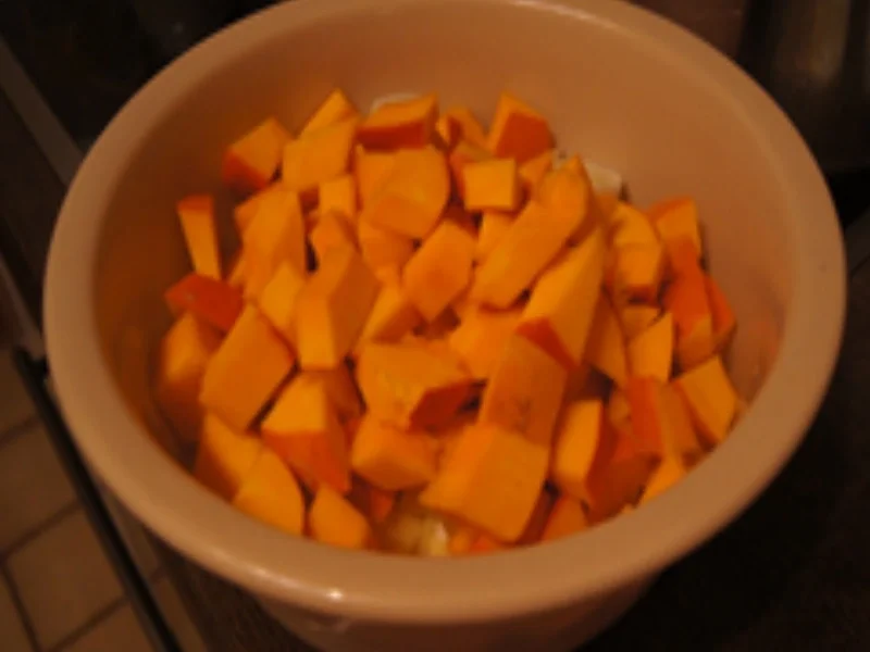 Asiatisch gewürzte Kürbissuppe mit Nürnberger Bratwürstcheneinlage - Rezept - Bild Nr. 4