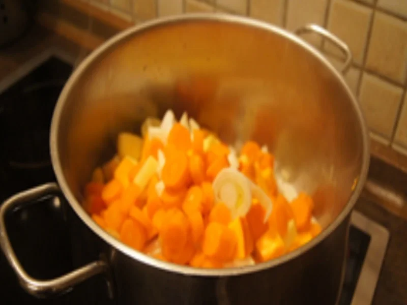 Asiatisch gewürzte Kürbissuppe mit Nürnberger Bratwürstcheneinlage - Rezept - Bild Nr. 7