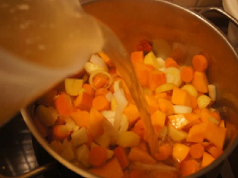 Asiatisch gewürzte Kürbissuppe mit Nürnberger Bratwürstcheneinlage - Rezept - Bild Nr. 8