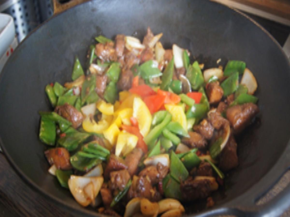 Chinapfanne mit Hähnchenfleisch und Gemüsemix und Basmatireis - Rezept - Bild Nr. 16781