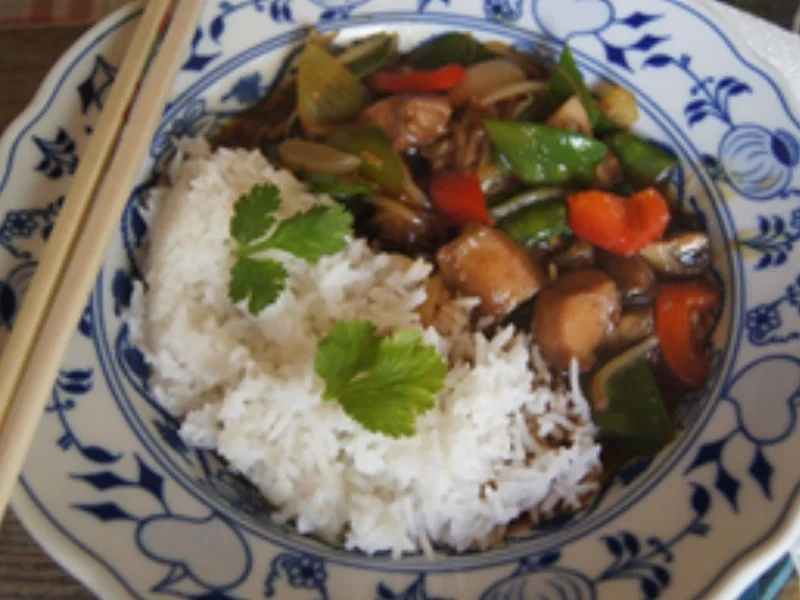 Chinapfanne mit Hähnchenfleisch und Gemüsemix und Basmatireis - Rezept - Bild Nr. 16789