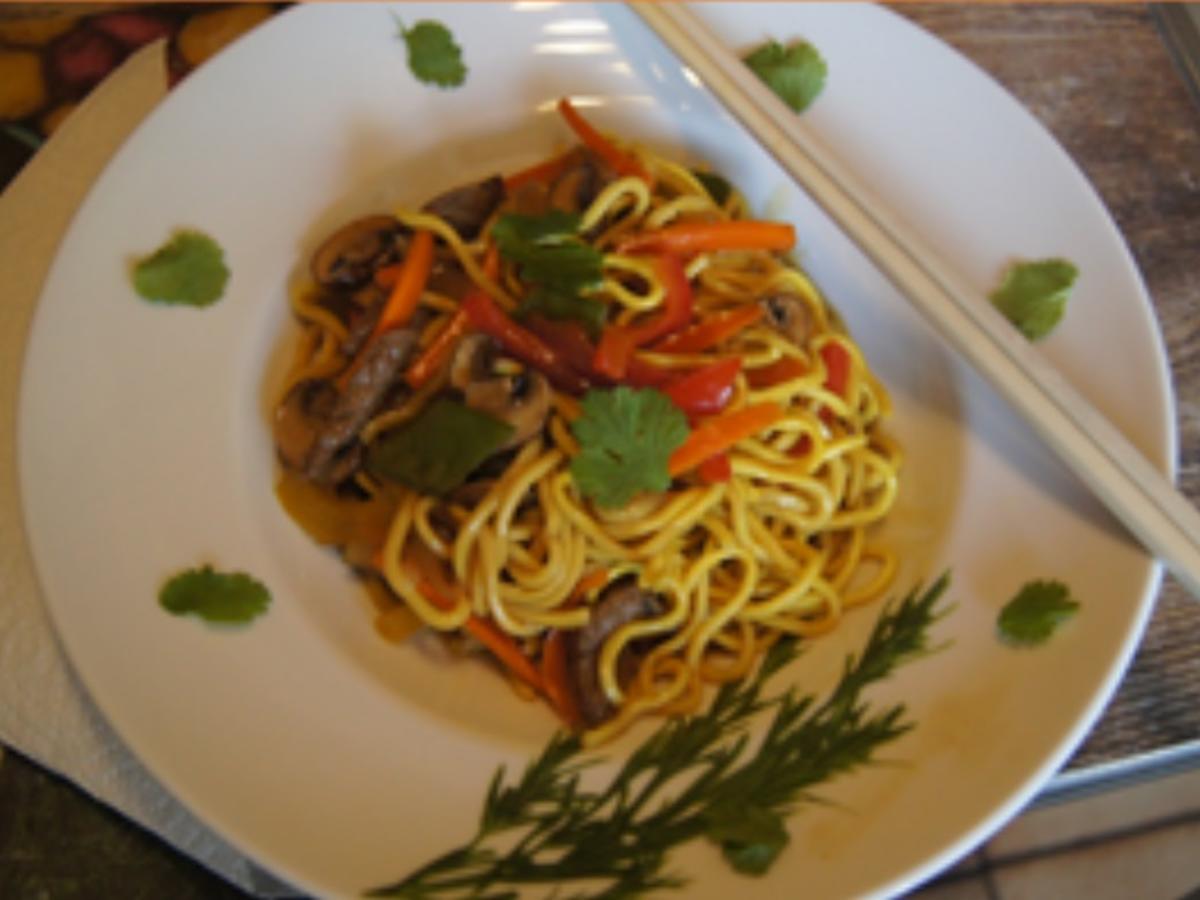 Mie-Nudeln mit Rindfleisch und Gemüsemix - Rezept - kochbar.de