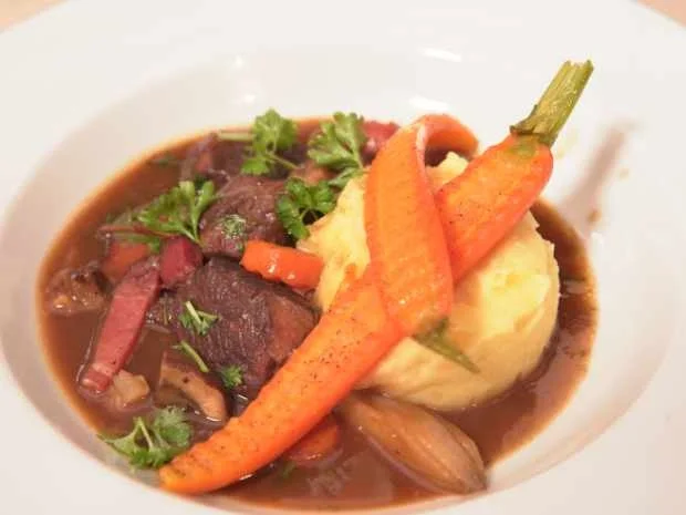 Bœuf bourguignon mit Kartoffelstampf und Karamellisierten Möhrchen - Rezept - Bild Nr. 2