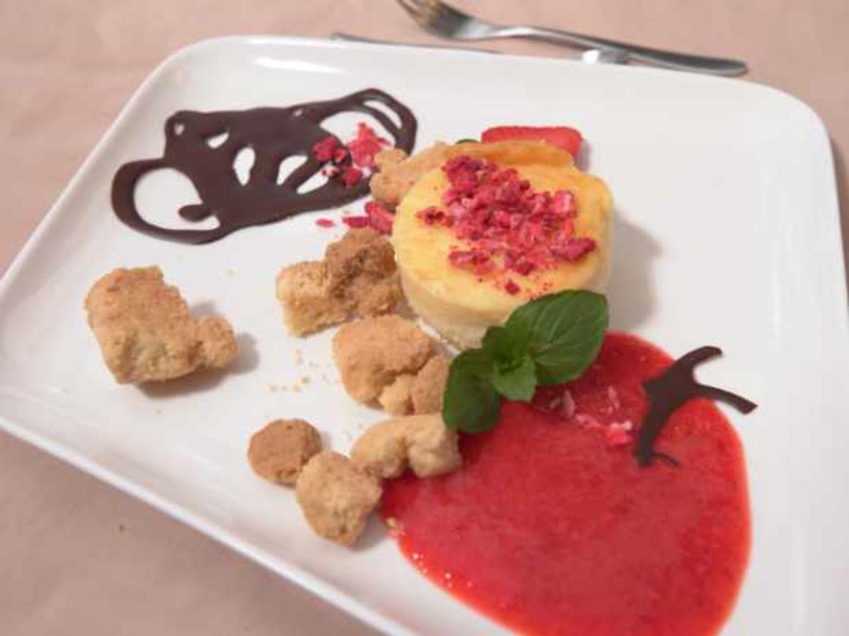 Rahm-Käsekuchen mit Erdbeerspiegel und Butterstreusel - Rezept - kochbar.de