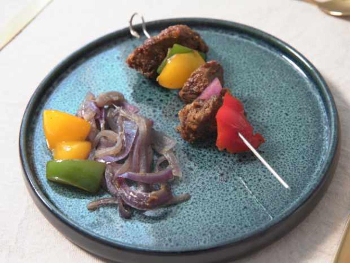 Lammfleisch mit Gemüse und Zwiebel-Sauce - Rezept - kochbar.de