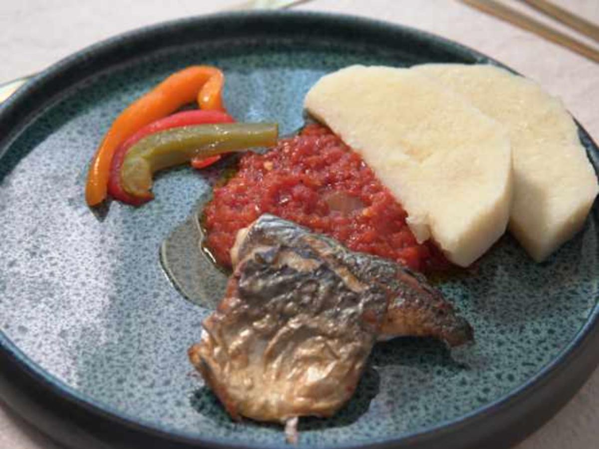 Yamswurzel, frittierte Tomaten-Sauce und gebratenes Fischfilet - Rezept ...