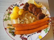 Schweinefiletschnitzel mit Champignon-Rahmsauce, Honig-Bundmöhren und Drillingen - Rezept - Bild Nr. 2