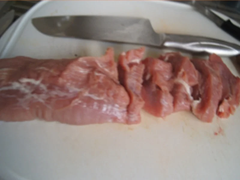 Schweinefiletschnitzel mit Champignon-Rahmsauce, Honig-Bundmöhren und Drillingen - Rezept - Bild Nr. 4