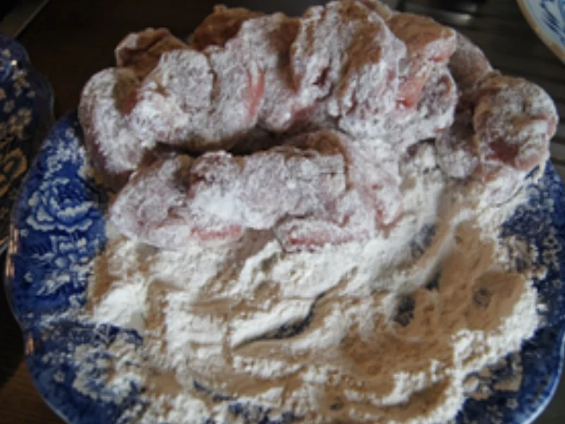 Schweinefiletschnitzel mit Champignon-Rahmsauce, Honig-Bundmöhren und Drillingen - Rezept - Bild Nr. 6