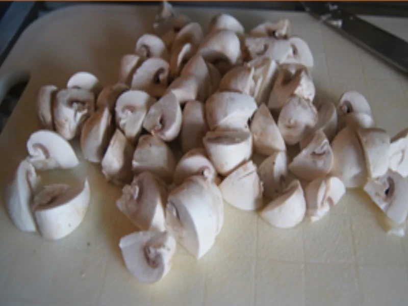 Schweinefiletschnitzel mit Champignon-Rahmsauce, Honig-Bundmöhren und Drillingen - Rezept - Bild Nr. 9