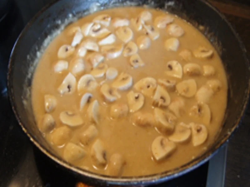 Schweinefiletschnitzel mit Champignon-Rahmsauce, Honig-Bundmöhren und Drillingen - Rezept - Bild Nr. 12