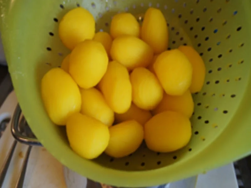 Schweinefiletschnitzel mit Champignon-Rahmsauce, Honig-Bundmöhren und Drillingen - Rezept - Bild Nr. 19