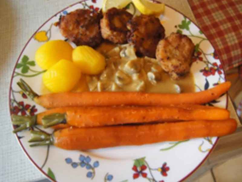 Schweinefiletschnitzel mit Champignon-Rahmsauce, Honig-Bundmöhren und Drillingen - Rezept - Bild Nr. 25