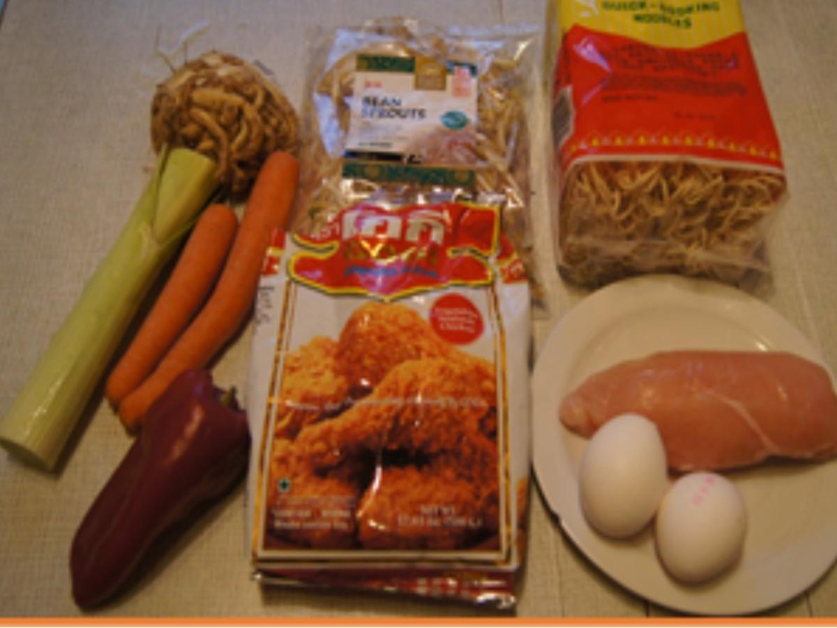 Chinesische Mie-Nudeln mit Ei und Gemüse und frittierten Hähnchenbrustfiletwürfeln - Rezept - Bild Nr. 3