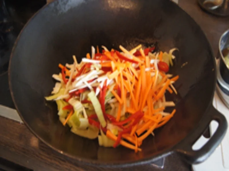 Chinesische Mie-Nudeln mit Ei und Gemüse und frittierten Hähnchenbrustfiletwürfeln - Rezept - Bild Nr. 21