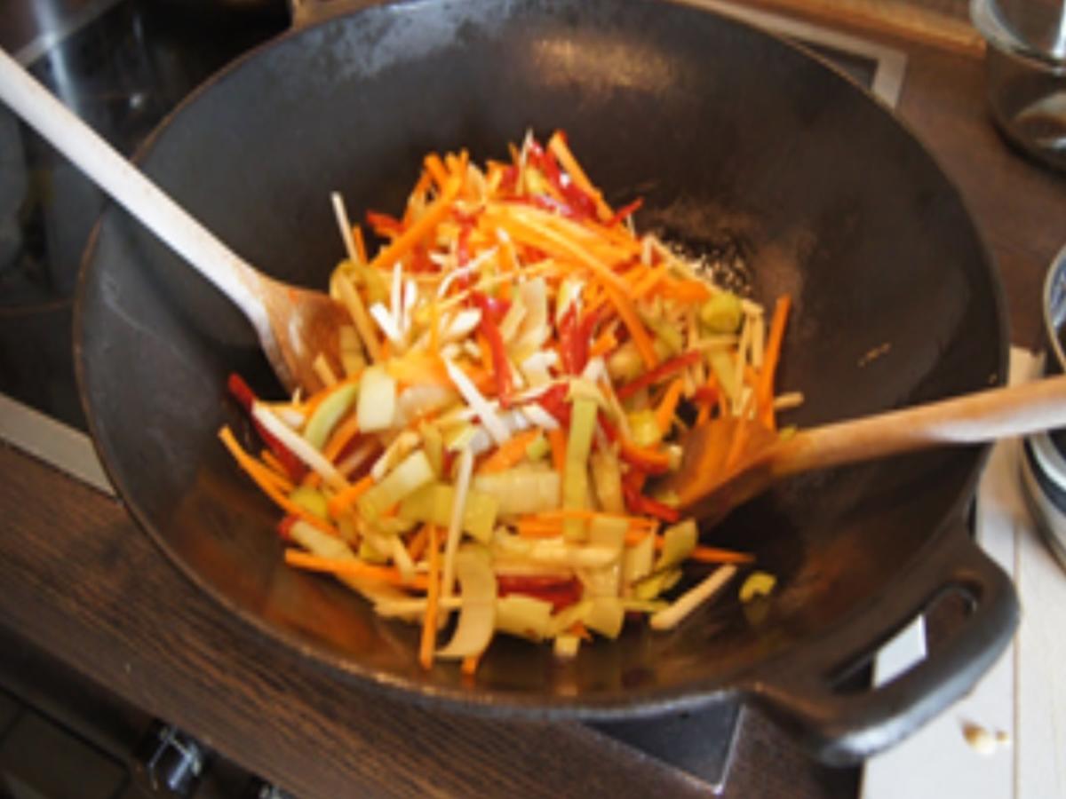 Chinesische Mie-Nudeln mit Ei und Gemüse und frittierten Hähnchenbrustfiletwürfeln - Rezept - Bild Nr. 23