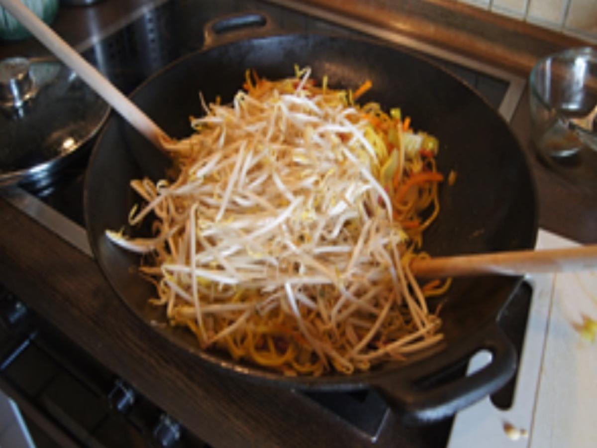 Chinesische Mie-Nudeln mit Ei und Gemüse und frittierten Hähnchenbrustfiletwürfeln - Rezept - Bild Nr. 26