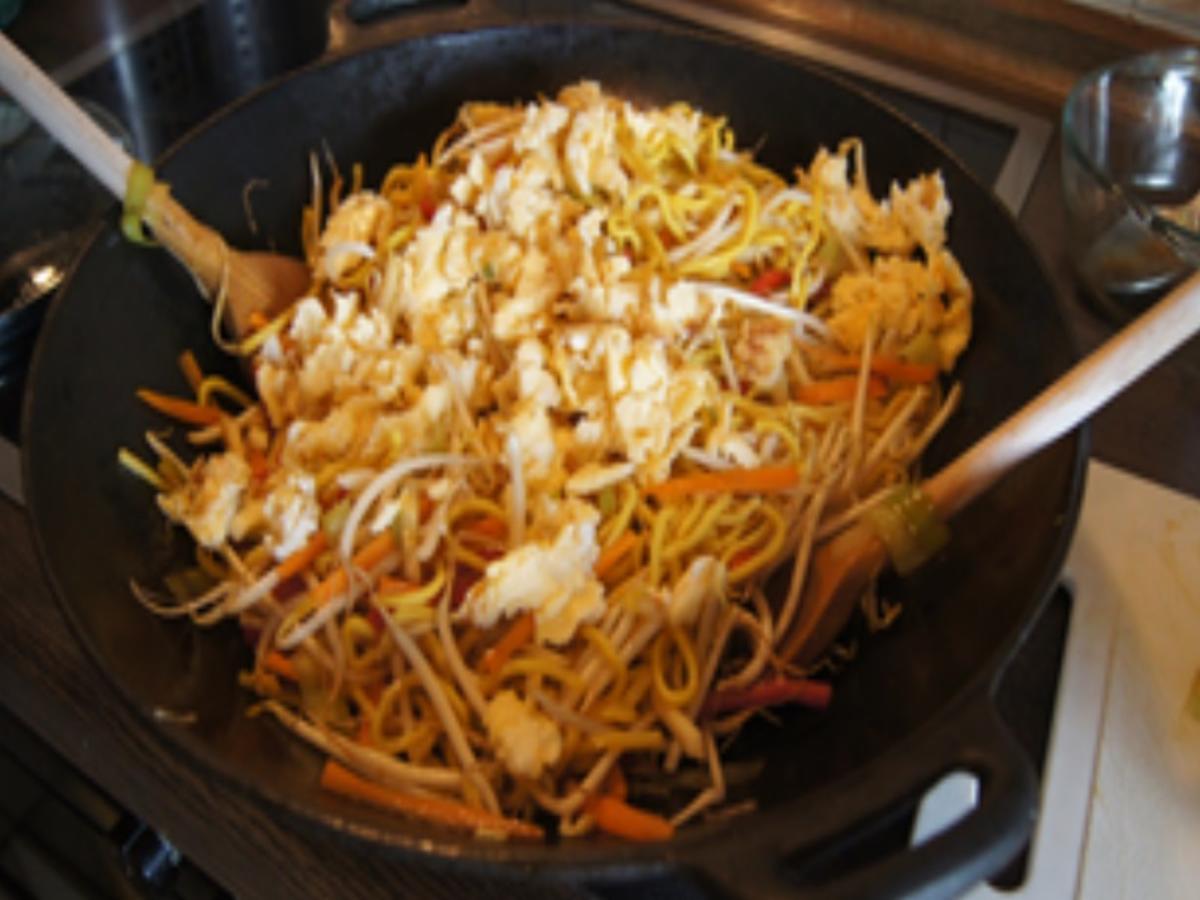 Chinesische Mie-Nudeln mit Ei und Gemüse und frittierten Hähnchenbrustfiletwürfeln - Rezept - Bild Nr. 27