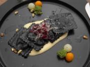 Schwarze Ricotta-Tomaten-Ravioli in Zitronen-Weißwein-Soße - Rezept - Bild Nr. 2