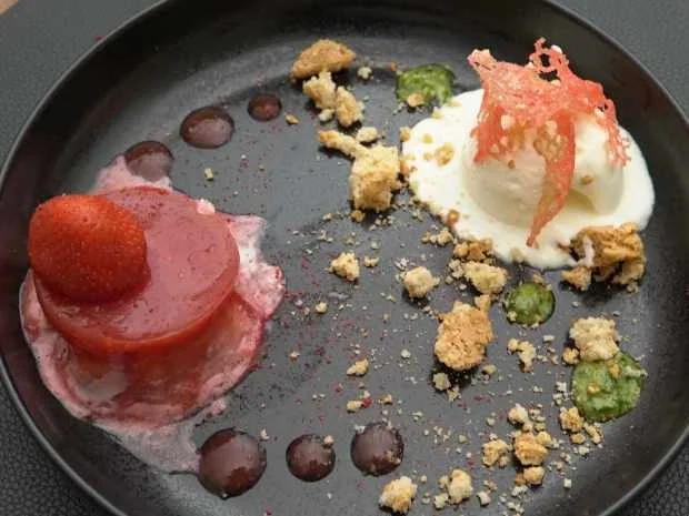 Rezept: Kokos-Cashew-Creme mit Erdbeerspiegel, Holunderblüteneis und Korallenhippe Bild Nr. 16780 Kokos-Cashew-Creme mit Erdbeerspiegel, Holunderblüteneis und Korallenhippe - Rezept - Bild Nr. 16780