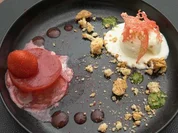 Rezept: Kokos-Cashew-Creme mit Erdbeerspiegel, Holunderblüteneis und Korallenhippe Bild Nr. 16780 Kokos-Cashew-Creme mit Erdbeerspiegel, Holunderblüteneis und Korallenhippe - Rezept - Bild Nr. 16780