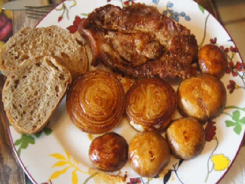 Nackensteak mit gebratenen Zwiebeln und braunen Champignons - Rezept - Bild Nr. 2