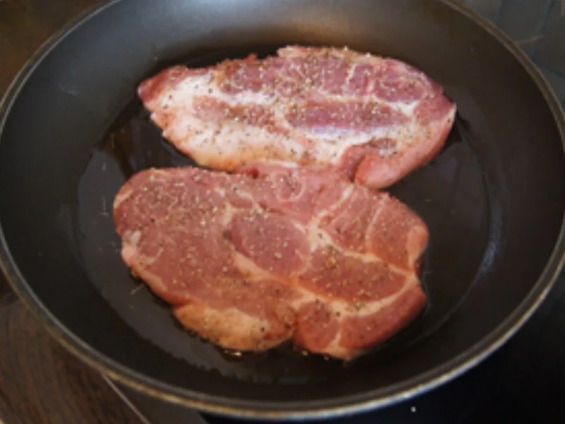 Nackensteak mit gebratenen Zwiebeln und braunen Champignons - Rezept - Bild Nr. 5