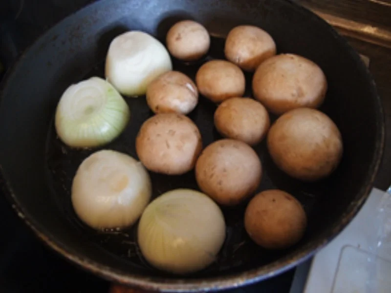 Nackensteak mit gebratenen Zwiebeln und braunen Champignons - Rezept - Bild Nr. 7