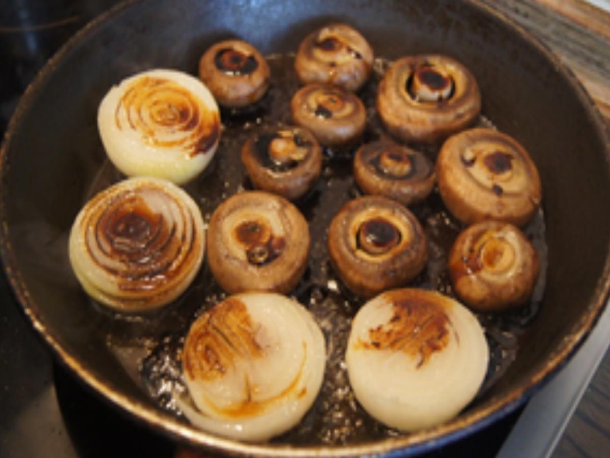 Nackensteak mit gebratenen Zwiebeln und braunen Champignons - Rezept - Bild Nr. 9