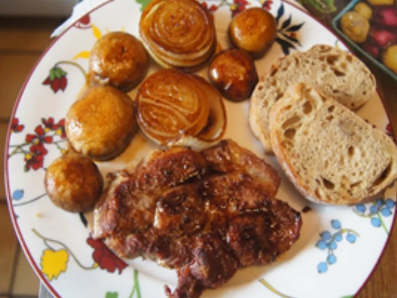 Nackensteak mit gebratenen Zwiebeln und braunen Champignons - Rezept - Bild Nr. 11