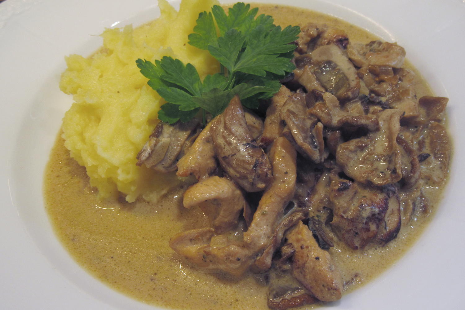 Geflügel: Hühner-Geschnetzeltes mit frischen Pilzen - Rezept - kochbar.de