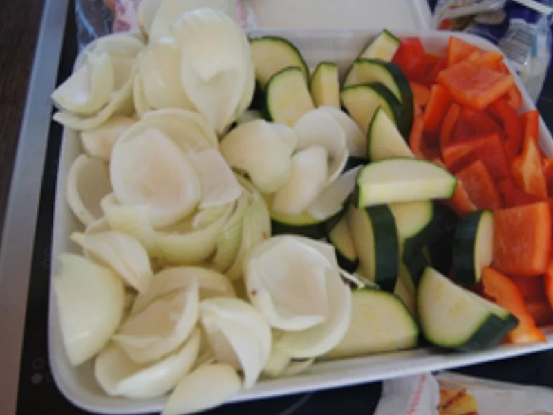 Schweinefilet-Paprika-Zucchini-Zwiebel-Spieße mit Currysauce und Basmatireis - Rezept - Bild Nr. 16782