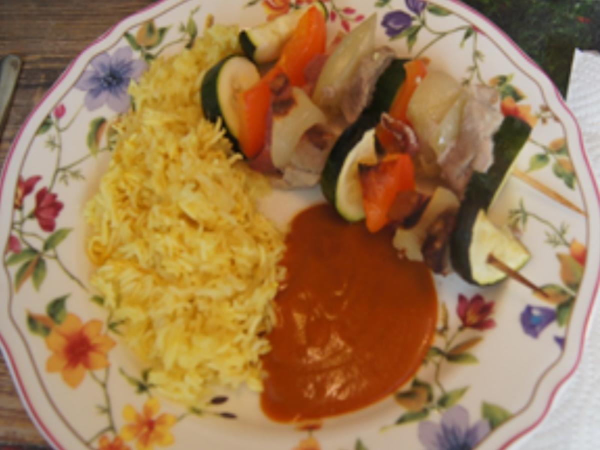 Schweinefilet-Paprika-Zucchini-Zwiebel-Spieße mit Currysauce und Basmatireis - Rezept - Bild Nr. 16789