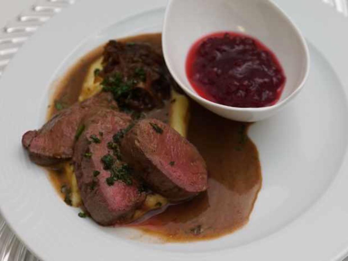 Rehrücken mit Kartoffelpüree, Sauce und Feldsalat - Rezept - kochbar.de