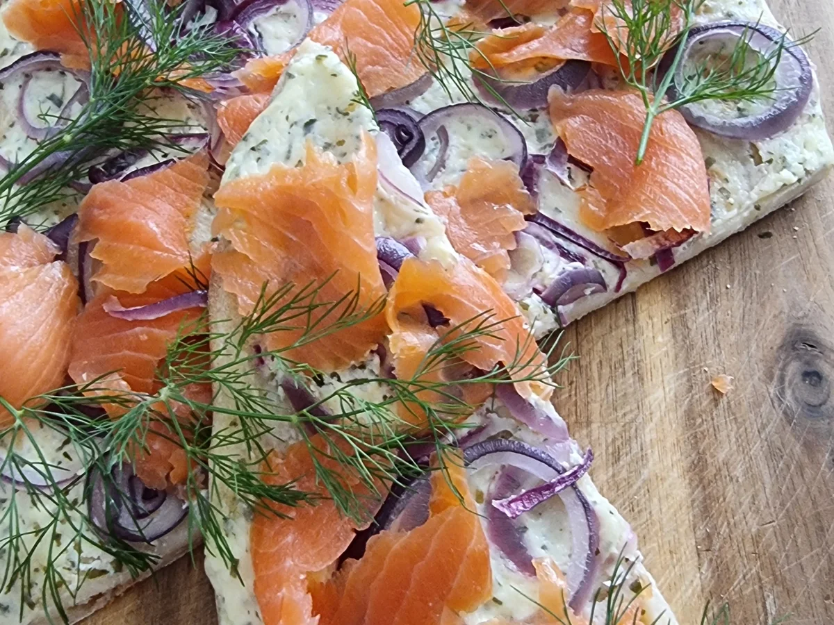 Flammkuchen mit Lachs und Zwiebeln - Rezept - Bild Nr. 16802