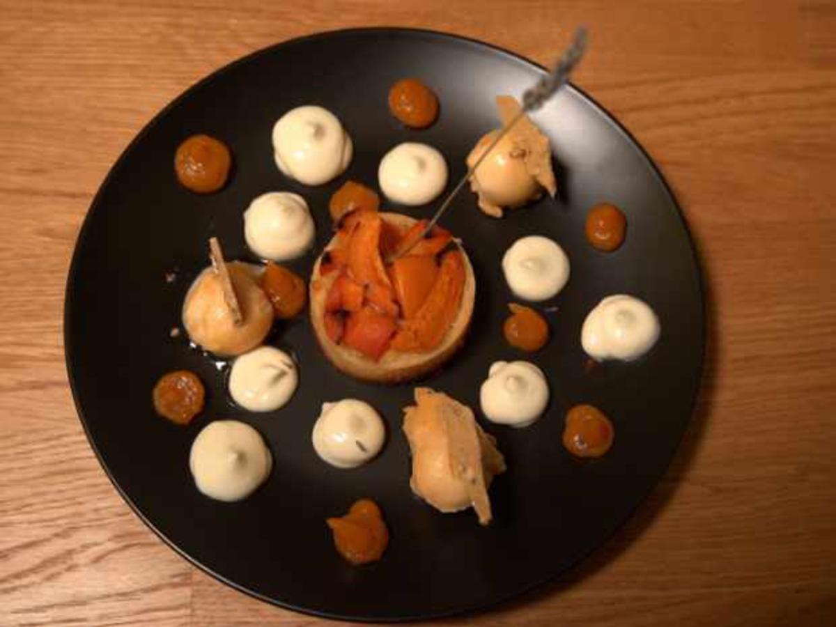 Aprikosentarte an Aprikosen-Bier- Sorbet und Joghurtcreme mit ...