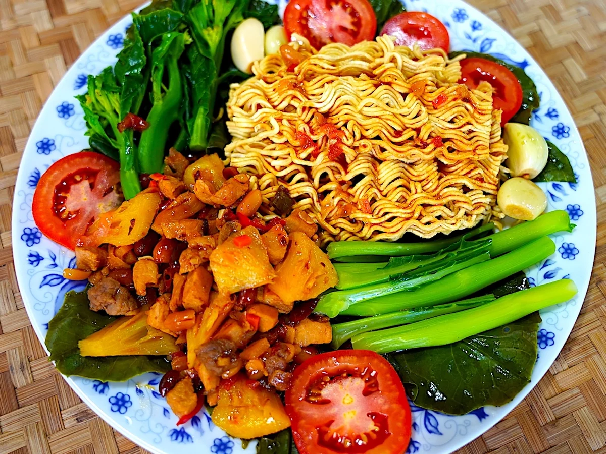 Rezept: Knusprigen Nudeln mit Kailan und würziger Sauce Bild Nr. 16809 Knusprigen Nudeln mit Kailan und würziger Sauce - Rezept - Bild Nr. 16809