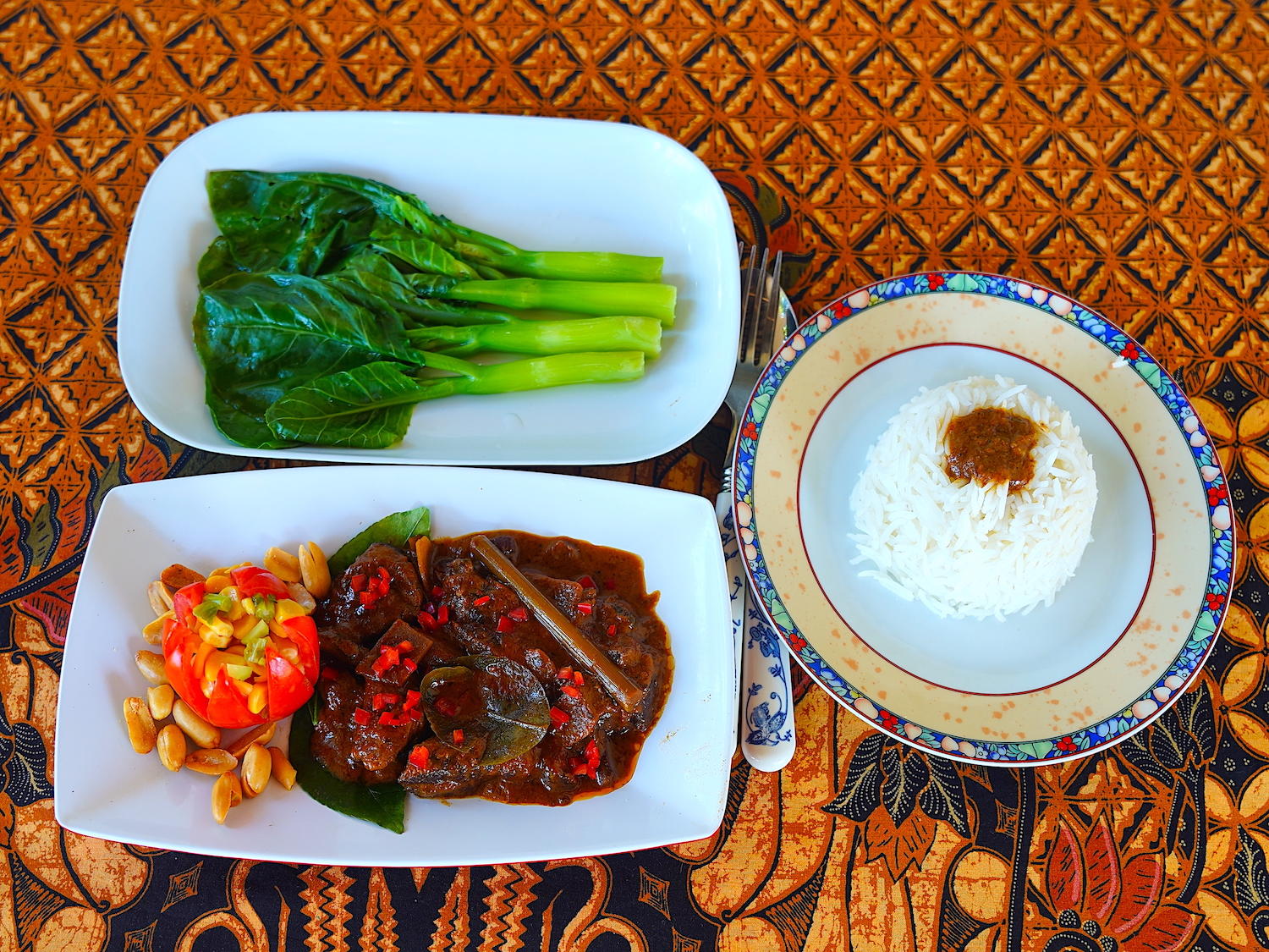 Ziegenfleisch-Rendang mit Kailan, gefüllter Tomate und Reis - Rezept ...