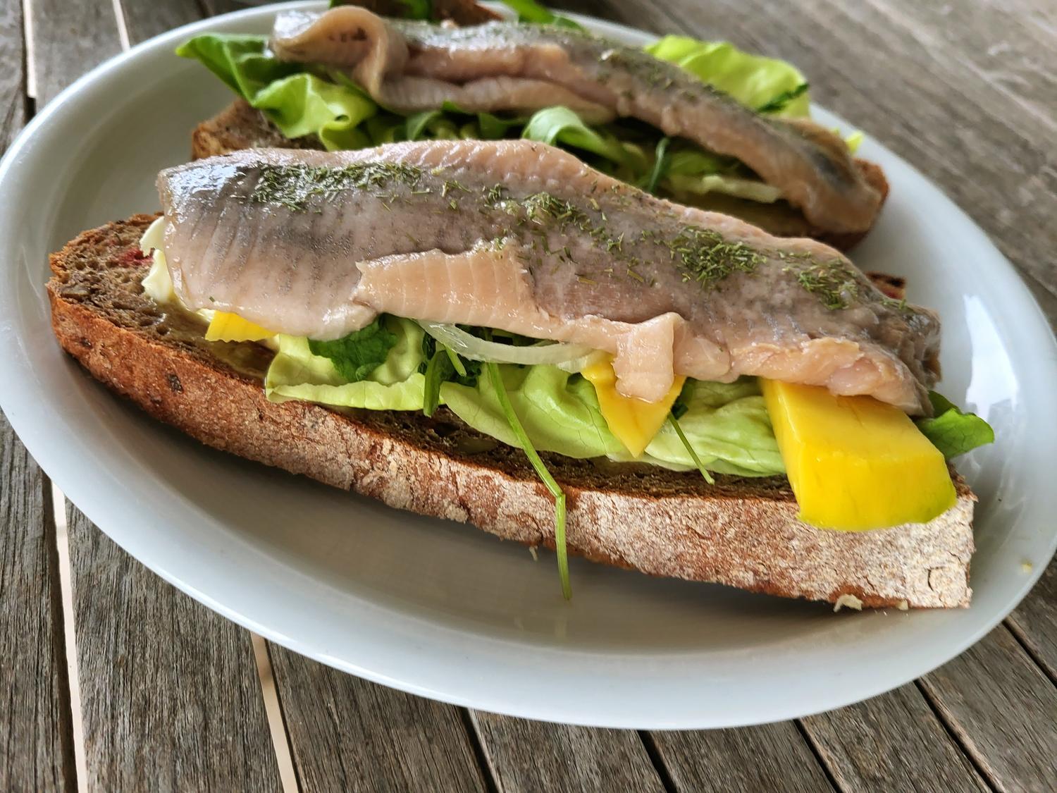 Matjesfilet auf Rote-Bete-Sauerteigbrot mit Honig-Senf-Zitronen Topping ...