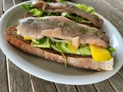 Matjesfilet auf Rote-Bete-Sauerteigbrot mit Honig-Senf-Zitronen Topping - Rezept - Bild Nr. 2