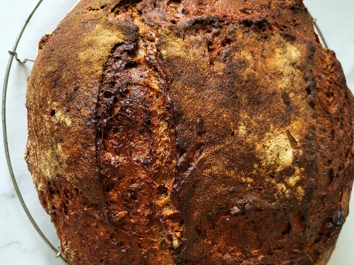 Matjesfilet auf Rote-Bete-Sauerteigbrot mit Honig-Senf-Zitronen Topping - Rezept - Bild Nr. 3